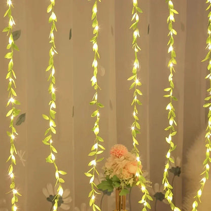 Cortina de Luzes Natalinas com Folhas – Encanto e Magia em Cada Detalhe